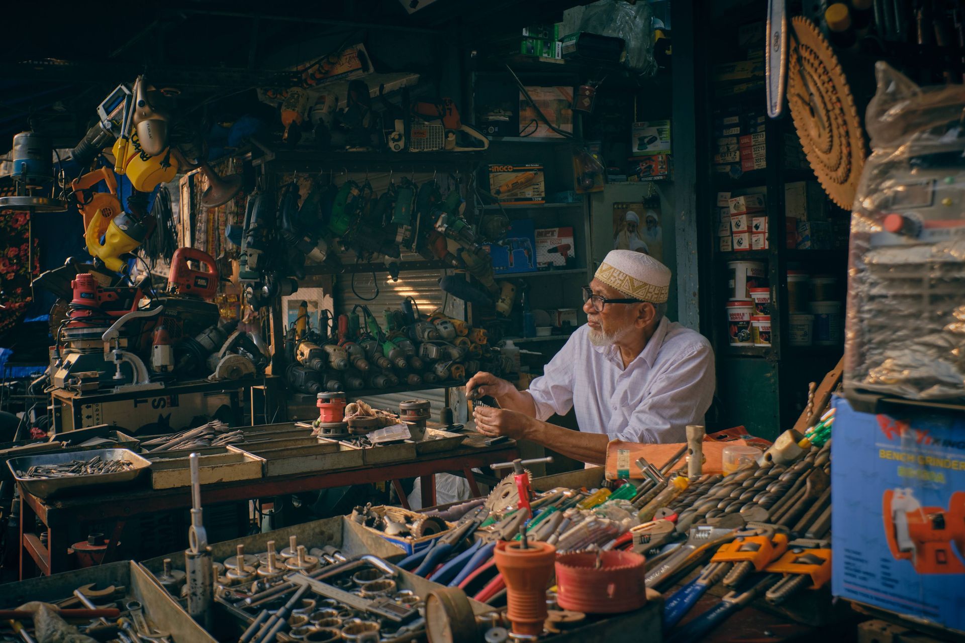 Dueño de ferretería revisando productos en su local