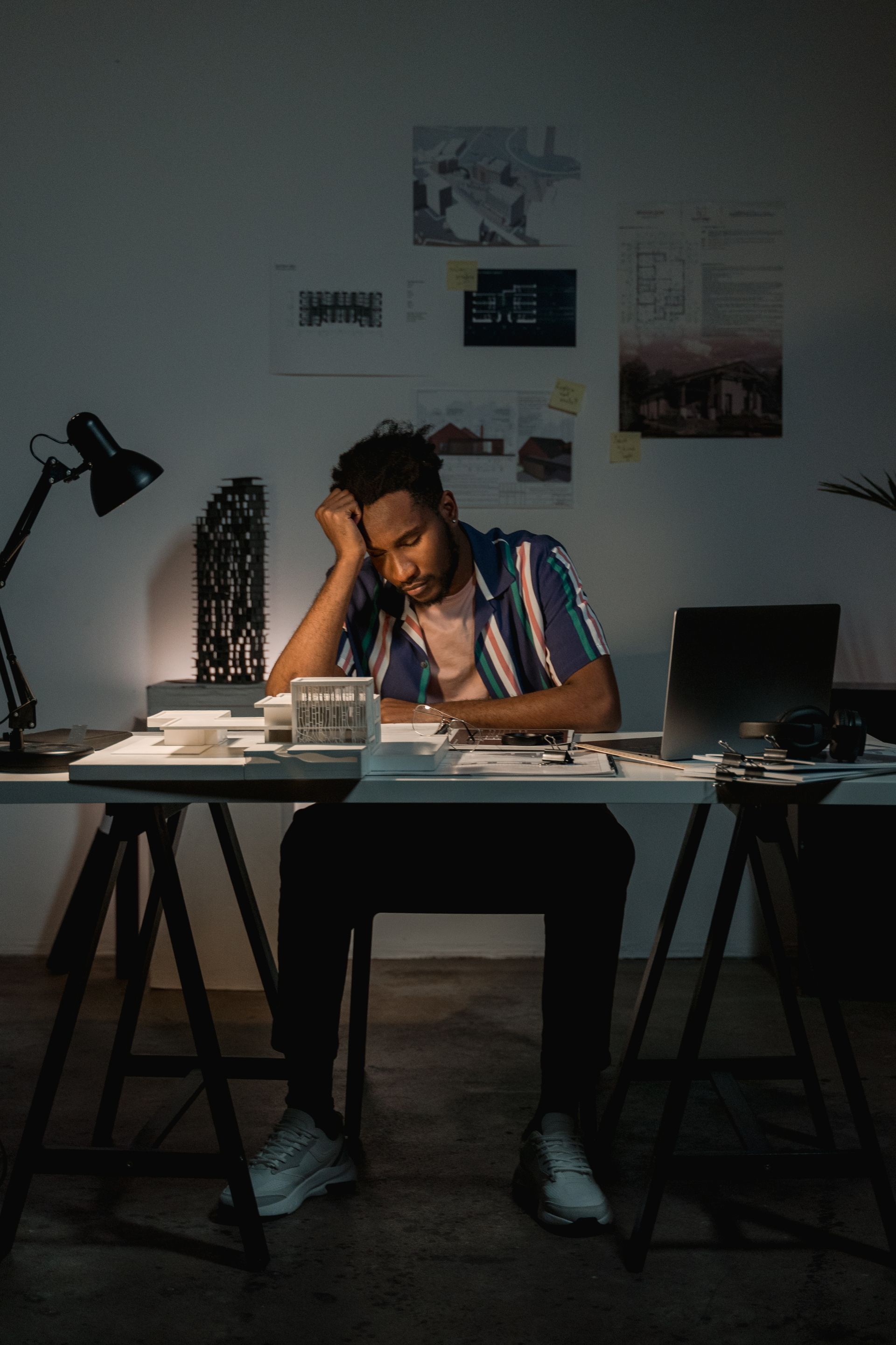 Emprendedor agobiado frente a su escritorio